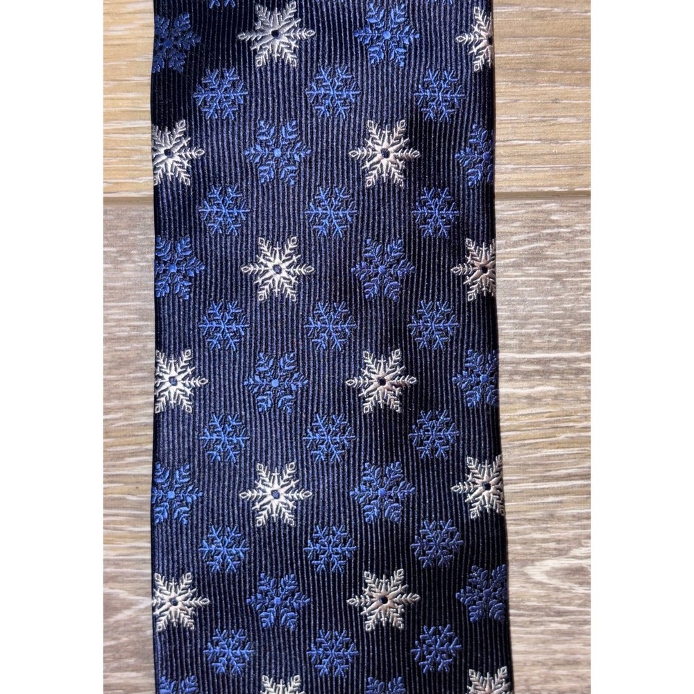 Paul Fredrick Snowflakes On Navy Blue Vintage 100% Silk Mens Tie - Picture 3 of 5